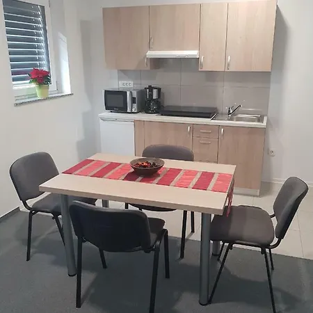 Apartmaji Jankovic Gæstehus Logatec
